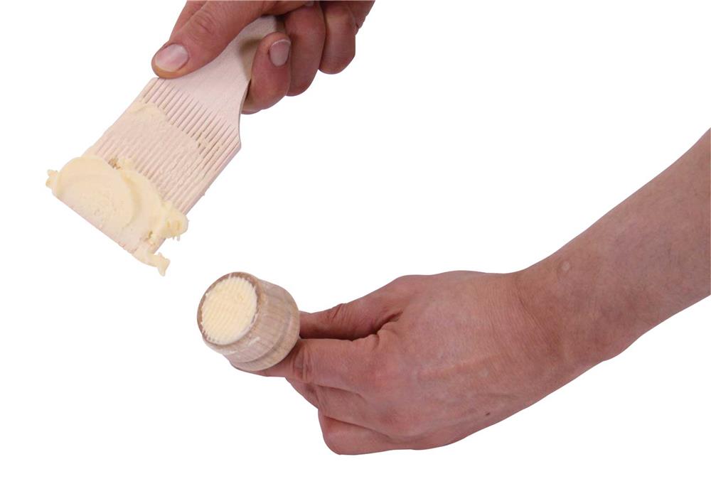 Moule à beurre en bois ovale avec motif 125 g